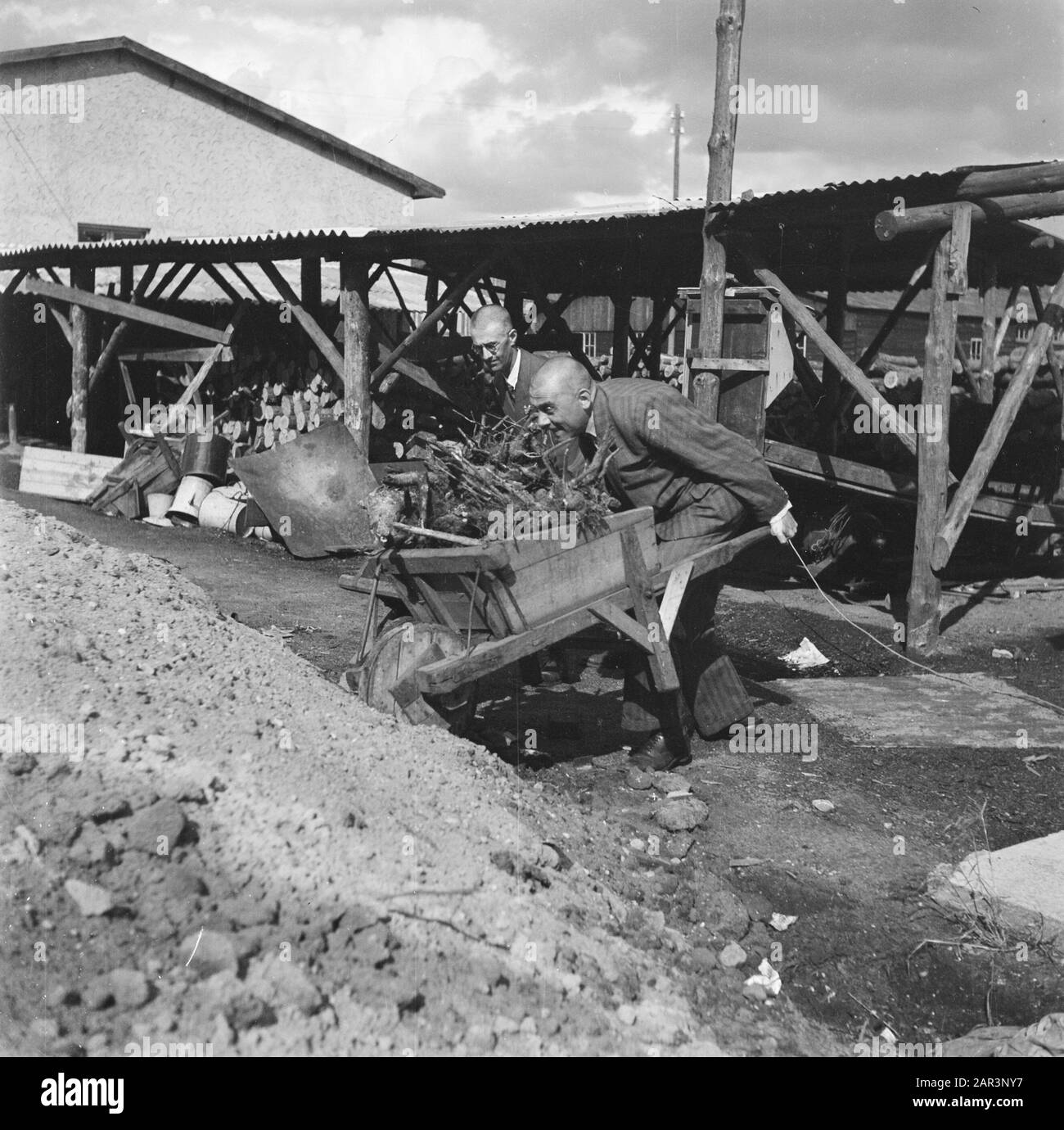 Camp Amersfoort, Internierungslager für Kriegsverbrecher und Kollaborateure Zwei Interneden mit Schubkarren Datum: Juli 1945 Ort: Amersfoort Schlüsselwörter: Internierungslager Stockfoto