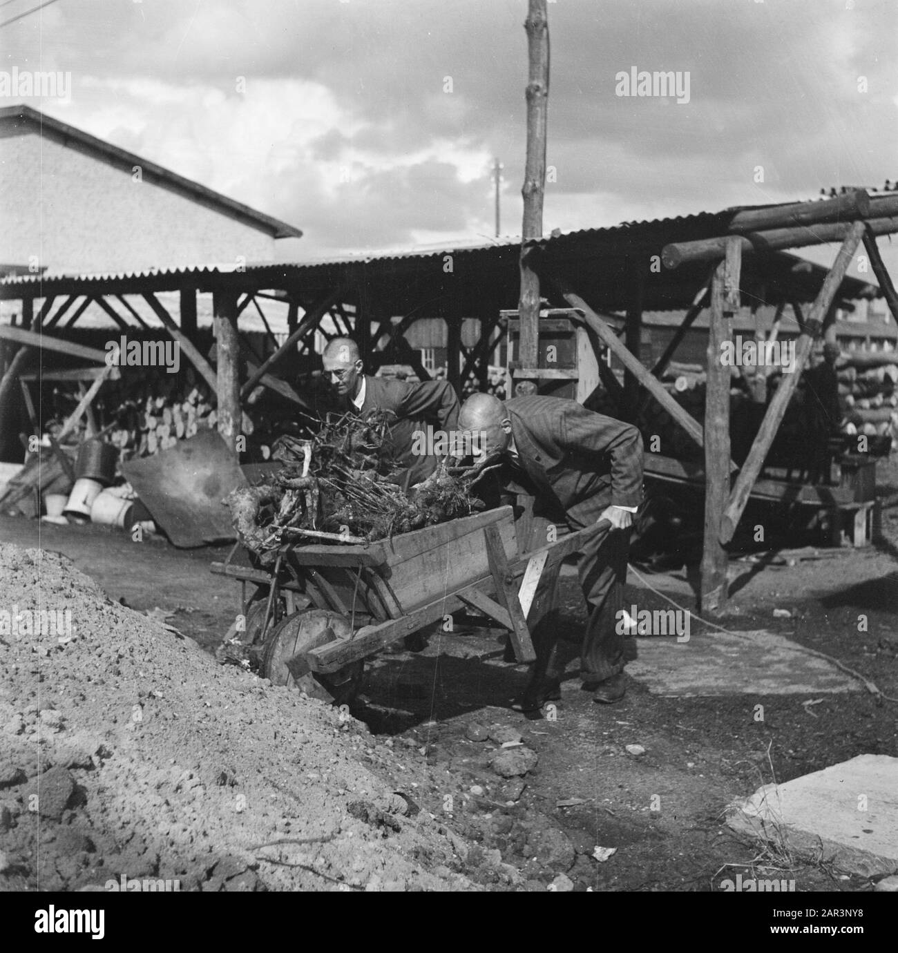 Camp Amersfoort, Internierungslager für Kriegsverbrecher und Kollaborateure Zwei Interneden mit Schubkarren Datum: Juli 1945 Ort: Amersfoort Schlüsselwörter: Internierungslager Stockfoto