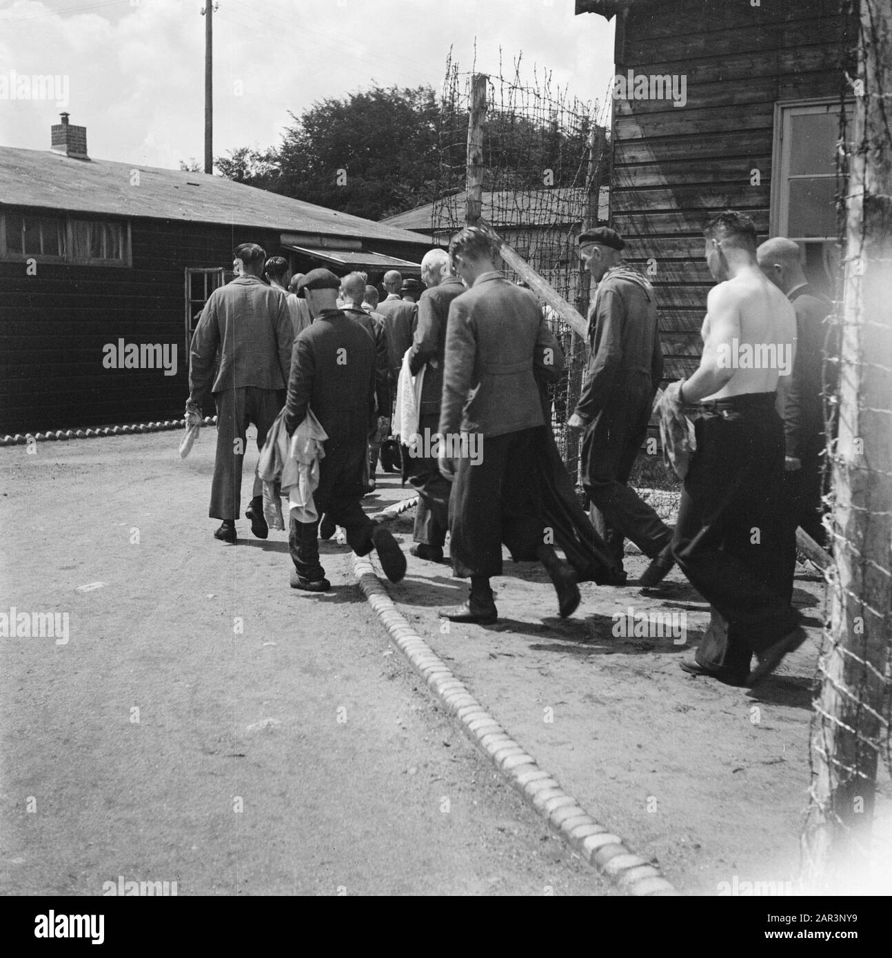 Camp Amersfoort, Internierungslager für Kriegsverbrecher und Kollaborateure Interneded auf dem Weg zur Waschküche Datum: Juli 1945 Ort: Amersfoort Schlüsselwörter: Internierungslager Stockfoto