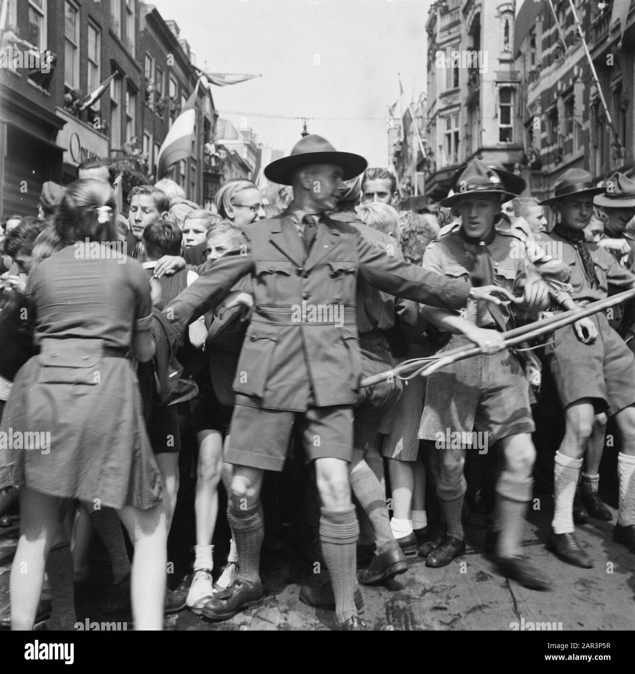 Königin Wilhelmina zurück in Den Haag Pfadfinder kämpfen darum, die Menge zu kontrollieren Datum: 6. Juni 1945 Ort: Den Haag, Süd-Holland Schlüsselwörter: Besuche, Königinnen, Königshaus, Pfadfinder, Öffentlichkeit Stockfoto