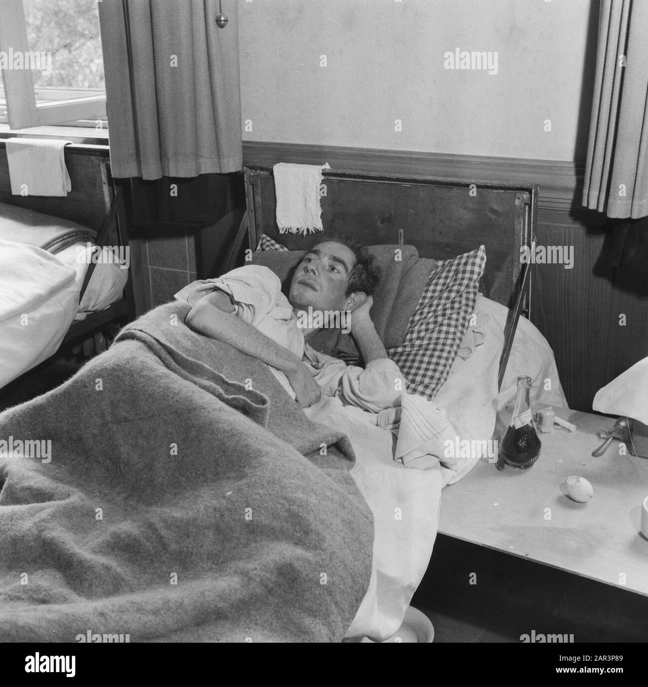 Rückkehrlager Bergen-Belsen [Mann liegt auf Bett] Datum: 1945 Ort: Bergen-Belsen, Deutschland Schlagwörter: Konzentrationslager, Männer, Rückführung, Weltkrieg Stockfoto