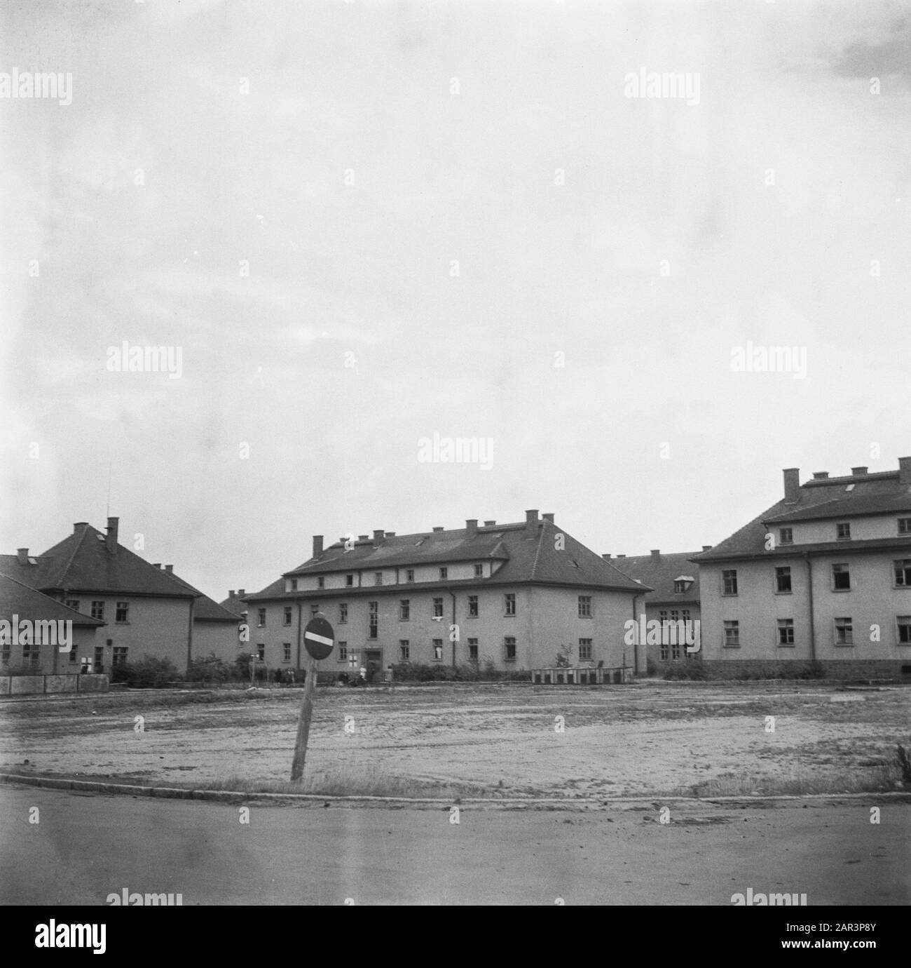 Rückführungslager Bergen-Belsen-Gebäude mit Aufschrift M.B. 57 und Rot-Kreuz-Zeichen Datum: 1945 Ort: Bergen-Belsen, Deutschland Schlüsselwörter: Konzentrationslager, Rückführung, Weltkrieg Stockfoto