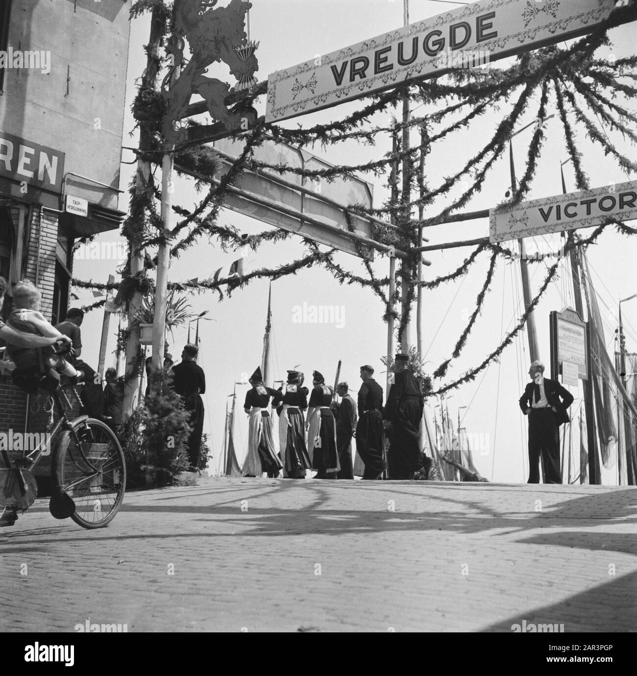 Befreiungsfeste: Volendam-Feste und Messe in Volendam. Monumentale Dekoration im Hafen Datum: Juli 1945 Ort: Noord-Holland, Volendam Schlüsselwörter: Befreiungsfeste, Zweiter Weltkrieg Stockfoto