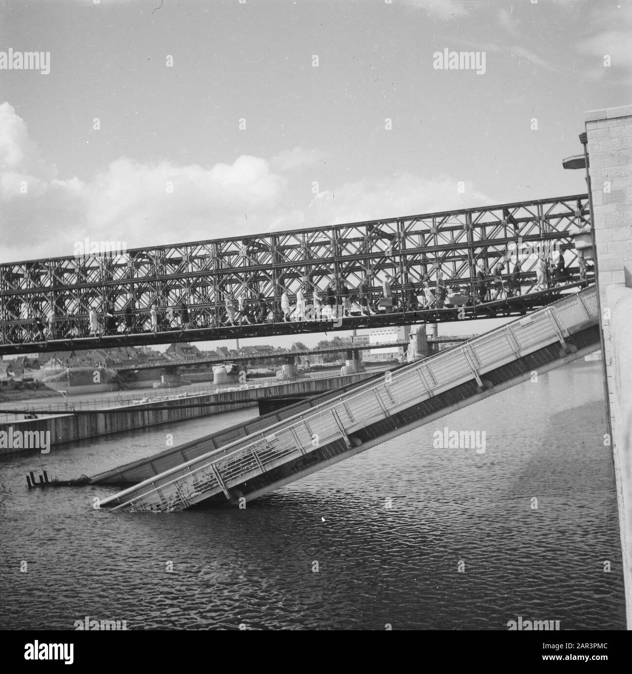 Über zerstörte Brücken über die Maas wurden in Maastricht Notbrücken gebaut. St. Servaasbrug Datum: Juli 1945 Ort: Limburger, Maastrichter Schlüsselwörter: Brücken, zweiter Weltkrieg, Zerstörung Stockfoto