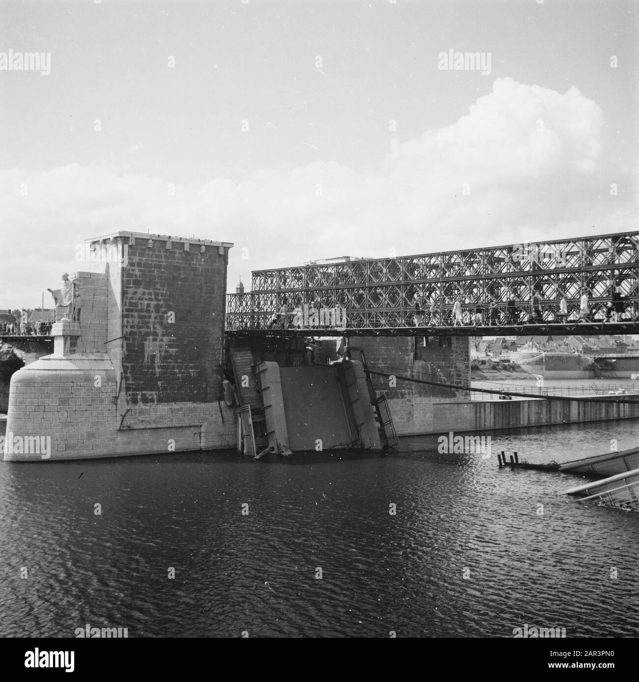 Über zerstörte Brücken über die Maas wurden in Maastricht Notbrücken gebaut. St. Servaasbrug Datum: Juli 1945 Ort: Limburger, Maastrichter Schlüsselwörter: Brücken, zweiter Weltkrieg, Zerstörung Stockfoto