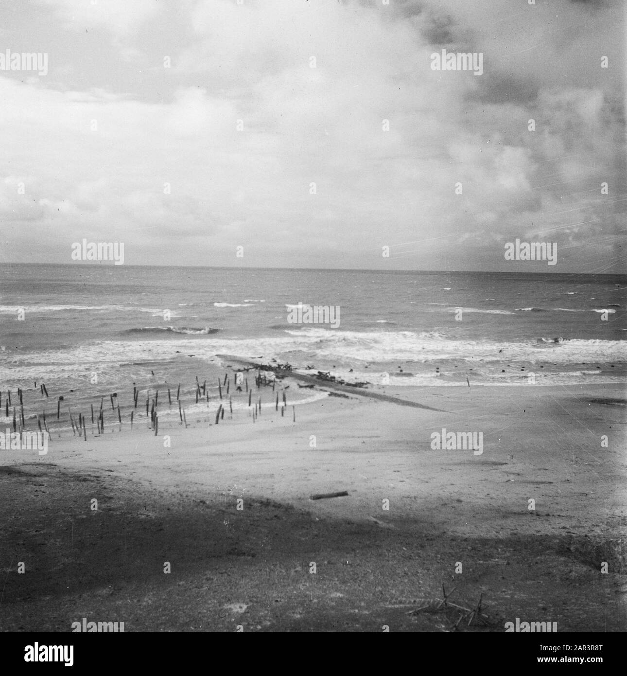 Sandstauchungen an der Küste Streiks in der Brandung an der Küste Datum: 1945 Schlagwörter: Weltkrieg Stockfoto
