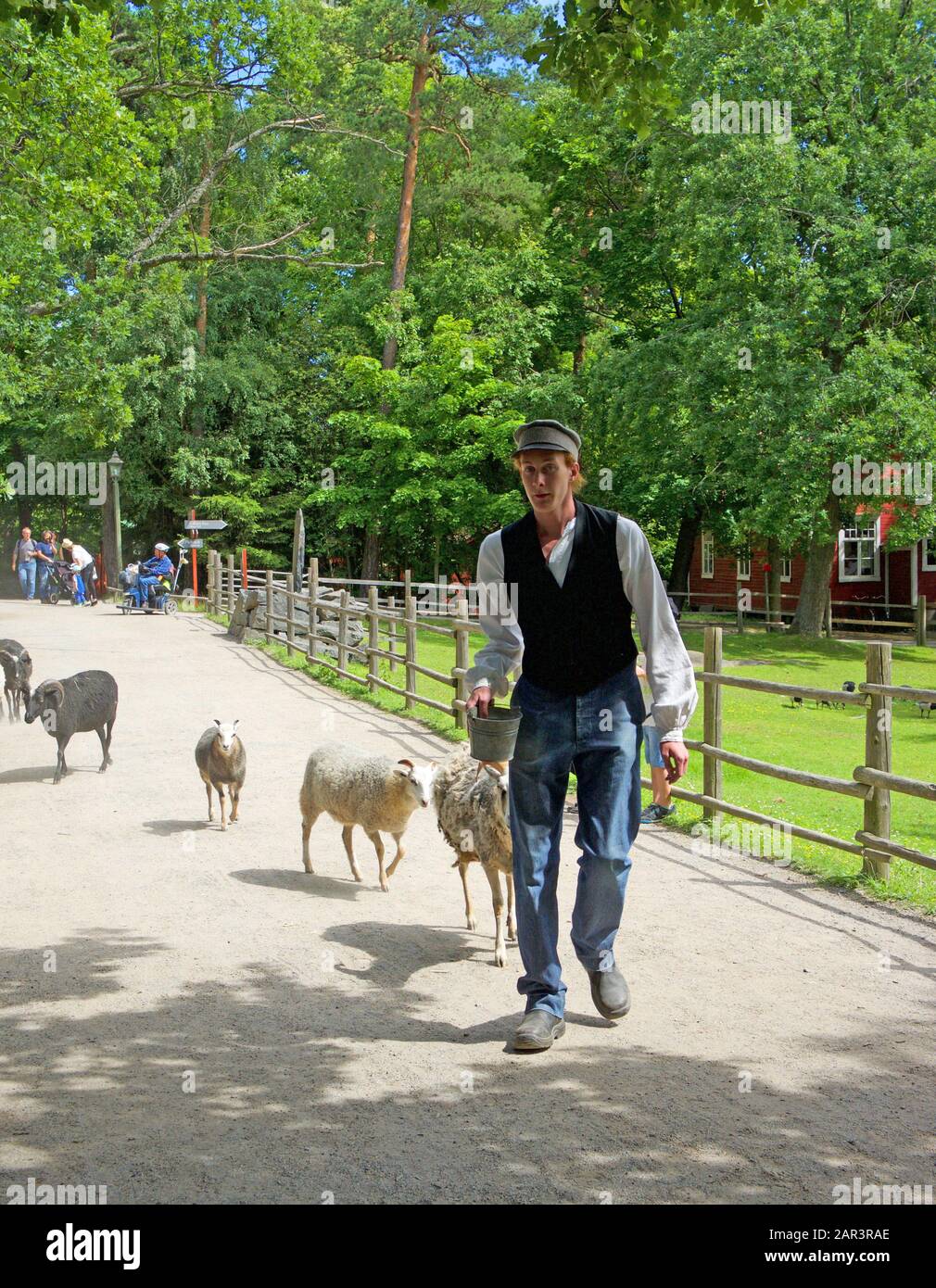 Stockholm, SCHWEDEN - 8. Juli 2016 - EIN junger Mann begibt sich in Skansen, einem Freilichtmuseum in Stockholm, das das Leben im Schweden des 19. Jahrhunderts zeigt Stockfoto