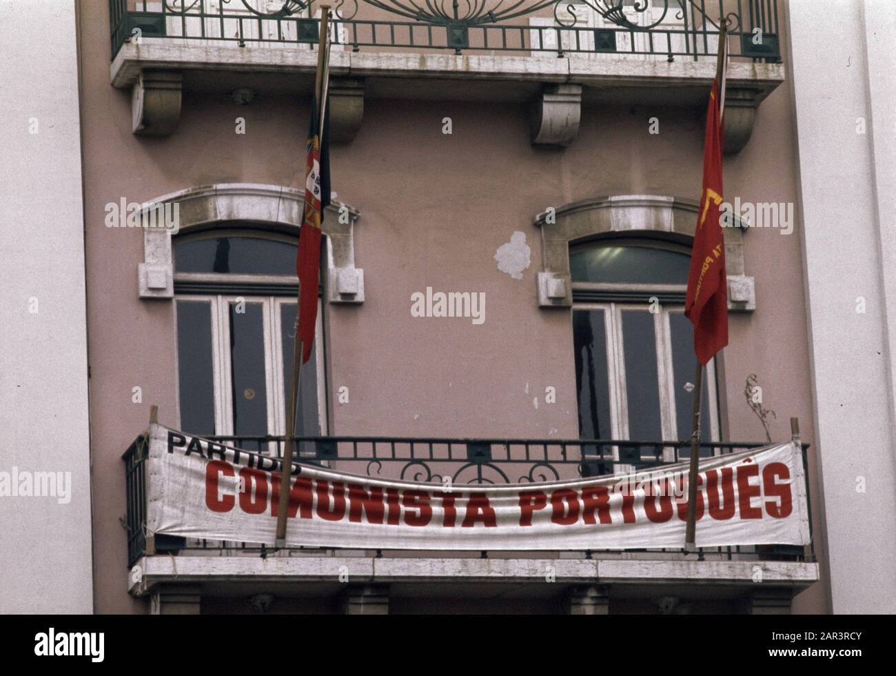 Serie Portugal, Wahlkampf/Straßenbilder in Lissabon (Anfang 1975); Büro und Banner der Kommunistischen Partei im Außenbereich Datum: 1975 Ort: Lissabon, Portugal Schlüsselwörter: Politik, Wahlen persönlicher Name: Kommunistische Partei Stockfoto