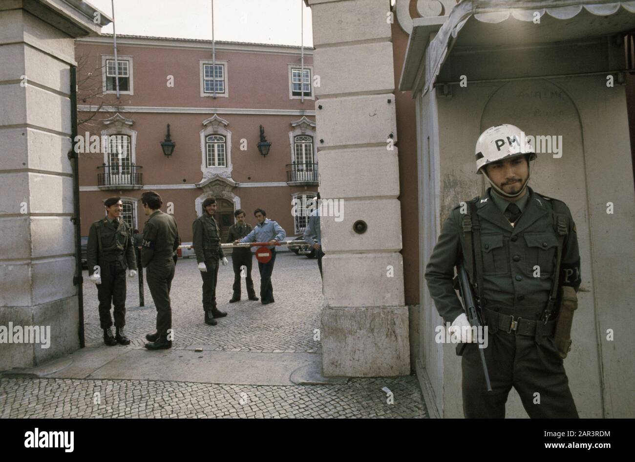 Serie Portugal, Wahlkampf/Straßenbilder in Lissabon (Anfang 1975); Eingangstor MFA (Movimento do Forcas Armada) Baracke Datum: 1975 Standort: Lissabon, Portugal Schlüsselwörter: Militär, Politik, Wahlen Name Der Institution: MFA Stockfoto