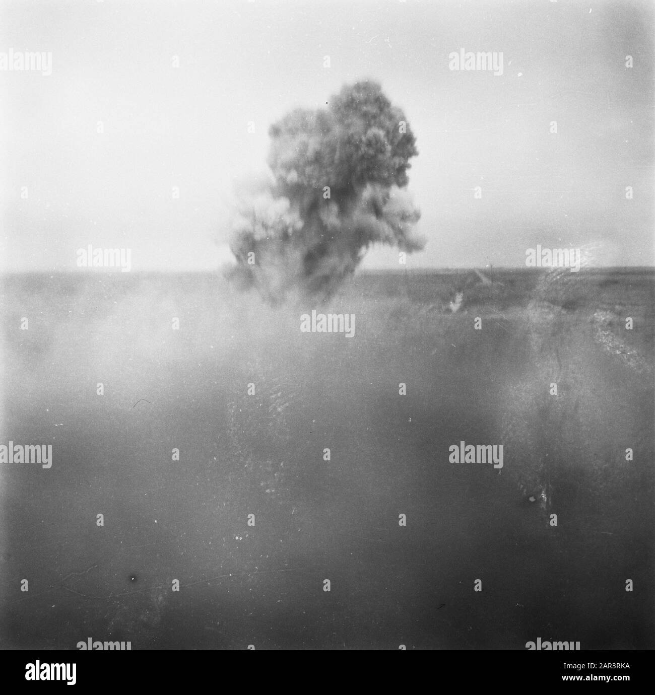 Landmijnen ruimen in Hoek van Holland [Serie Landmijnen ruimen in Hoek van Holland] Anmerkung: Explosionsdatum: August 1945 Ort: Hoek van Holland Schlüsselwörter: Erholung, Zweiter Weltkrieg: Ham, Piet van der/Anefo Stockfoto