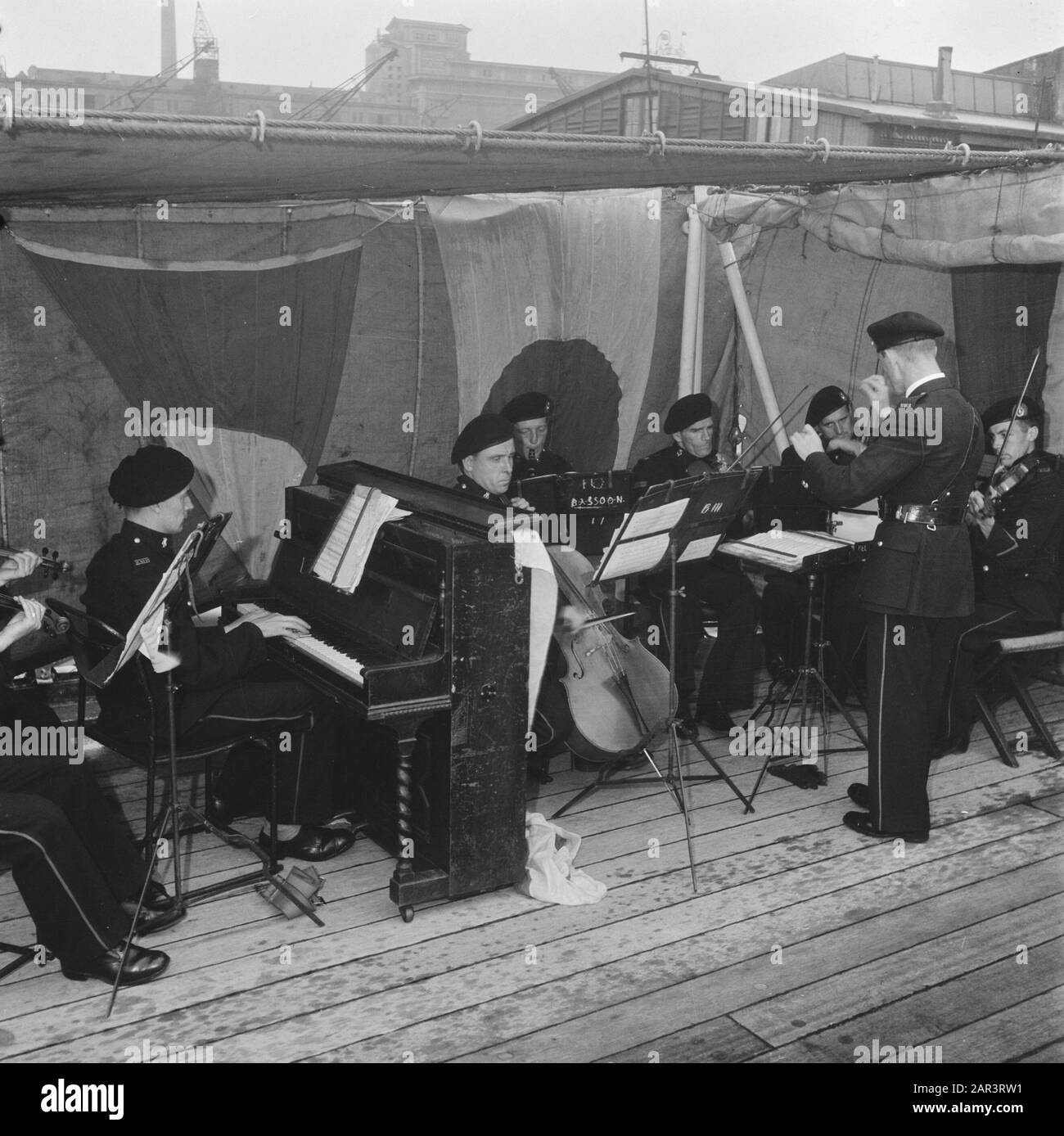 Vlootweek te Rotterdam EIN britisches Militärmusikensemble Konzerte Datum: 16. August 1945 Ort: Rotterdam, Zuid-Holland Schlüsselwörter: Zweiter Weltkrieg, Flotten Stockfoto