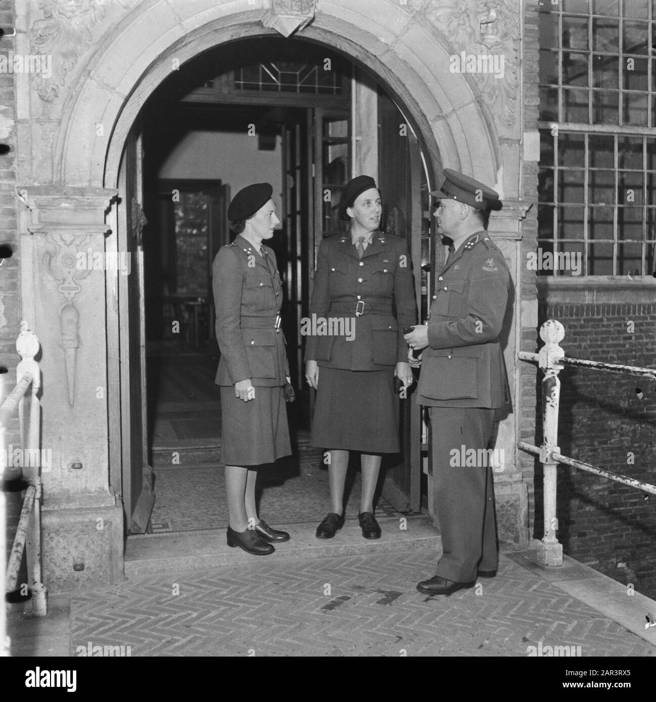 Trainingslager für das Frauen-Hilf-Corps in Bouvigne General Kruls zu Besuch. Im Gespräch mit dem Kommandeur Major C.E. Smit-Dyserinck und ein Kapitän Datum: August 1945 Ort: Breda Schlagwörter: Armee, Militär, Ausbildung, Frauen Institutionenname: VHK Stockfoto