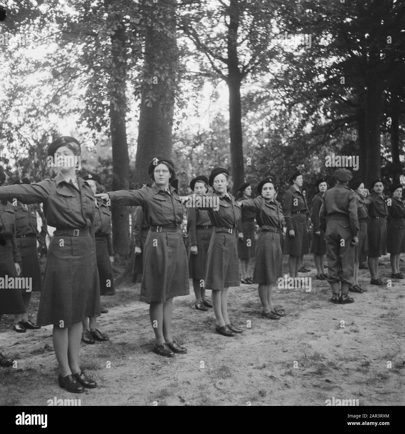 Trainingslager für das Frauen-Hilfskorps in Bouvigne Armee, Ausbildung, Soldaten, Frauen Datum: August 1945 Ort: Breda Schlagwörter: Armee, Militär, Ausbildung, Frauen Institutionenname: VHK Stockfoto