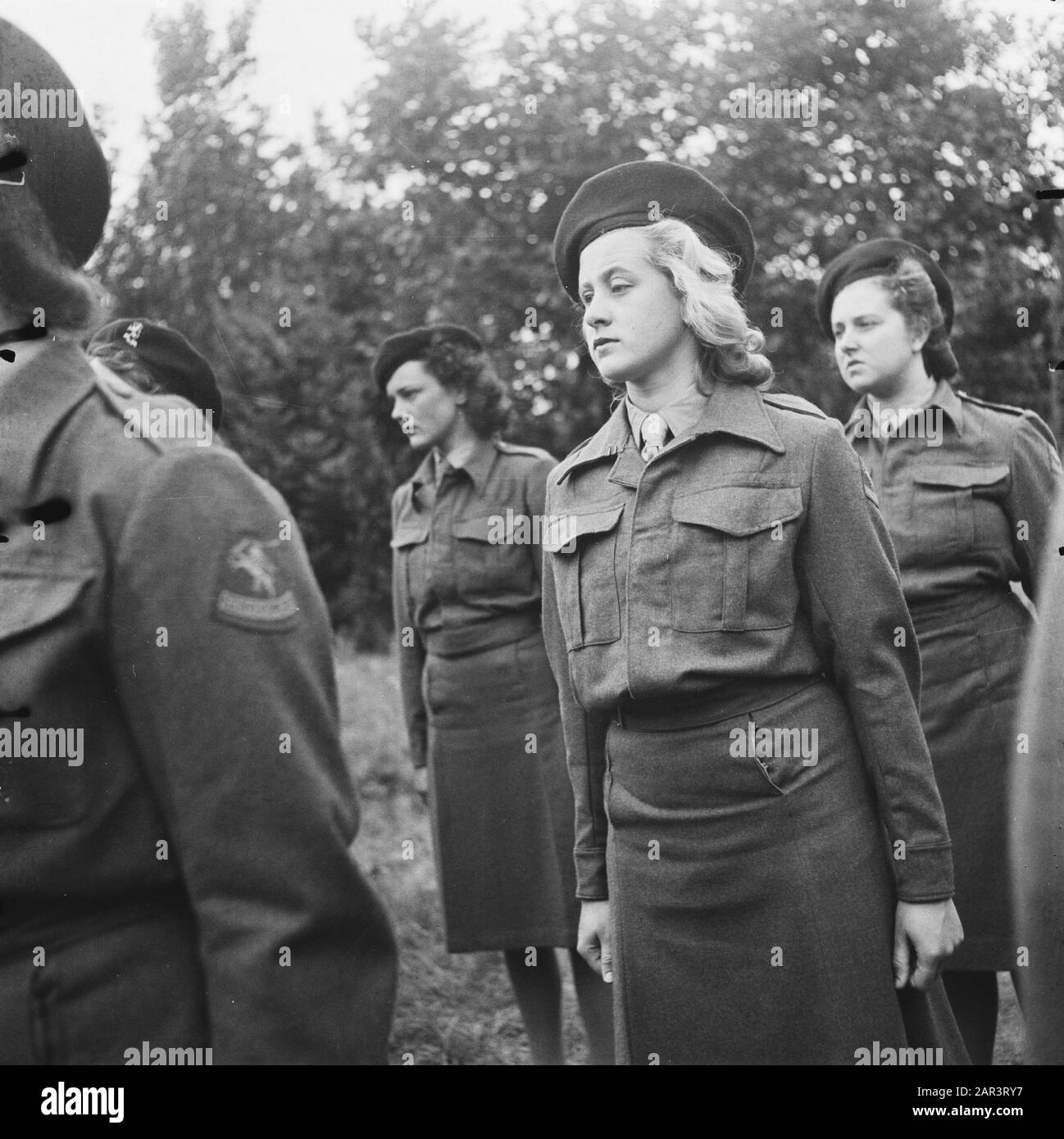 Trainingslager für das Frauen-Hilfskorps in Bouvigne Armee, Ausbildung, Soldaten, Frauen Datum: August 1945 Ort: Breda Schlagwörter: Armee, Militär, Ausbildung, Frauen Institutionenname: VHK Stockfoto