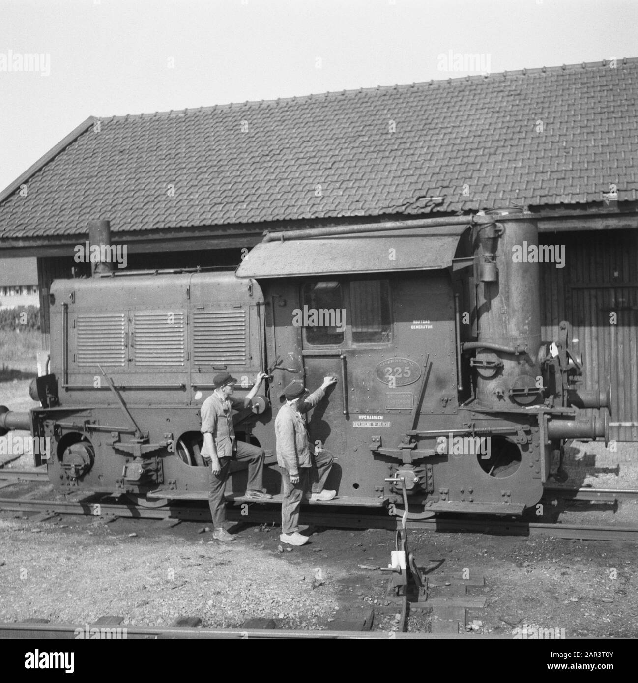 Ausrüstung der niederländischen Eisenbahn Ausrüstung der niederländischen Eisenbahn. Eine kleine Rangierlok ein so genannter 'Sik'-Termin: 1945 Schlagwörter: Lokomotiven, Eisenbahn, zweiter Weltkrieg, Verkehrseinrichtung Name: NS Stockfoto