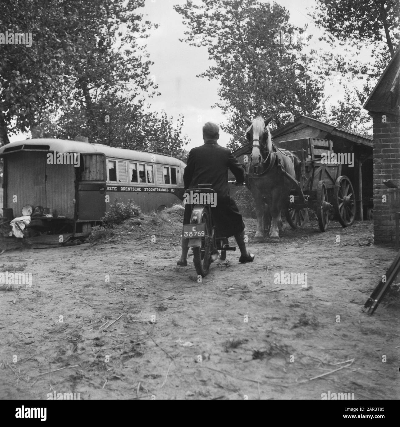 Bauernparty in einem Drenthe Dorf GP W. Vasbinder zu Hause Besuch auf einem Motorrad. Für ihn ein Pferd und eine Karre. Links ein alter Bus des Ereer Drentschen Stoomtramweg Mme als Wohnraum genutzt? Datum: 1945 Ort: Gramsbergen, Overijssel Schlüsselwörter: Ärzte, Medizin Personenname: Vasbinder, W. Stockfoto
