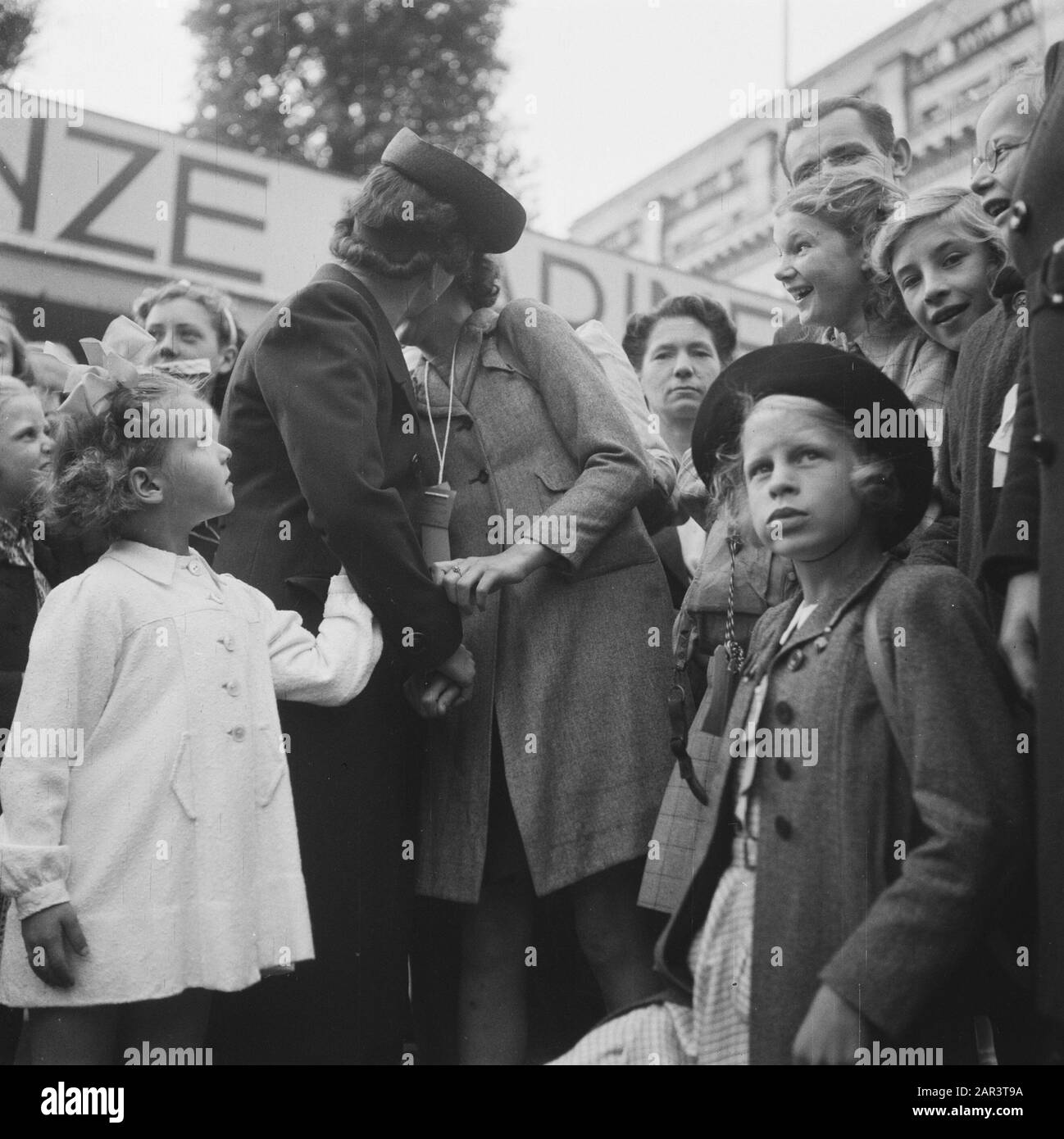 Kindersendung an die englische Mutterküstentochter zum Abschiedsdatum: 1945 Schlüsselwörter: Kinderne, öffentliche Gesundheit Stockfoto