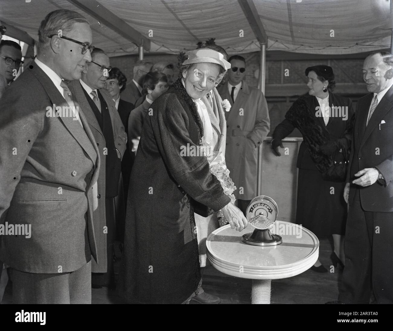 Tewaterlating Diesel Electric Piston for Panama, Yard Amsterdam Datum: 22. Oktober 1955 Standort: Amsterdam, Noord-Holland Schlüsselwörter: Tewaterlatingen Stockfoto