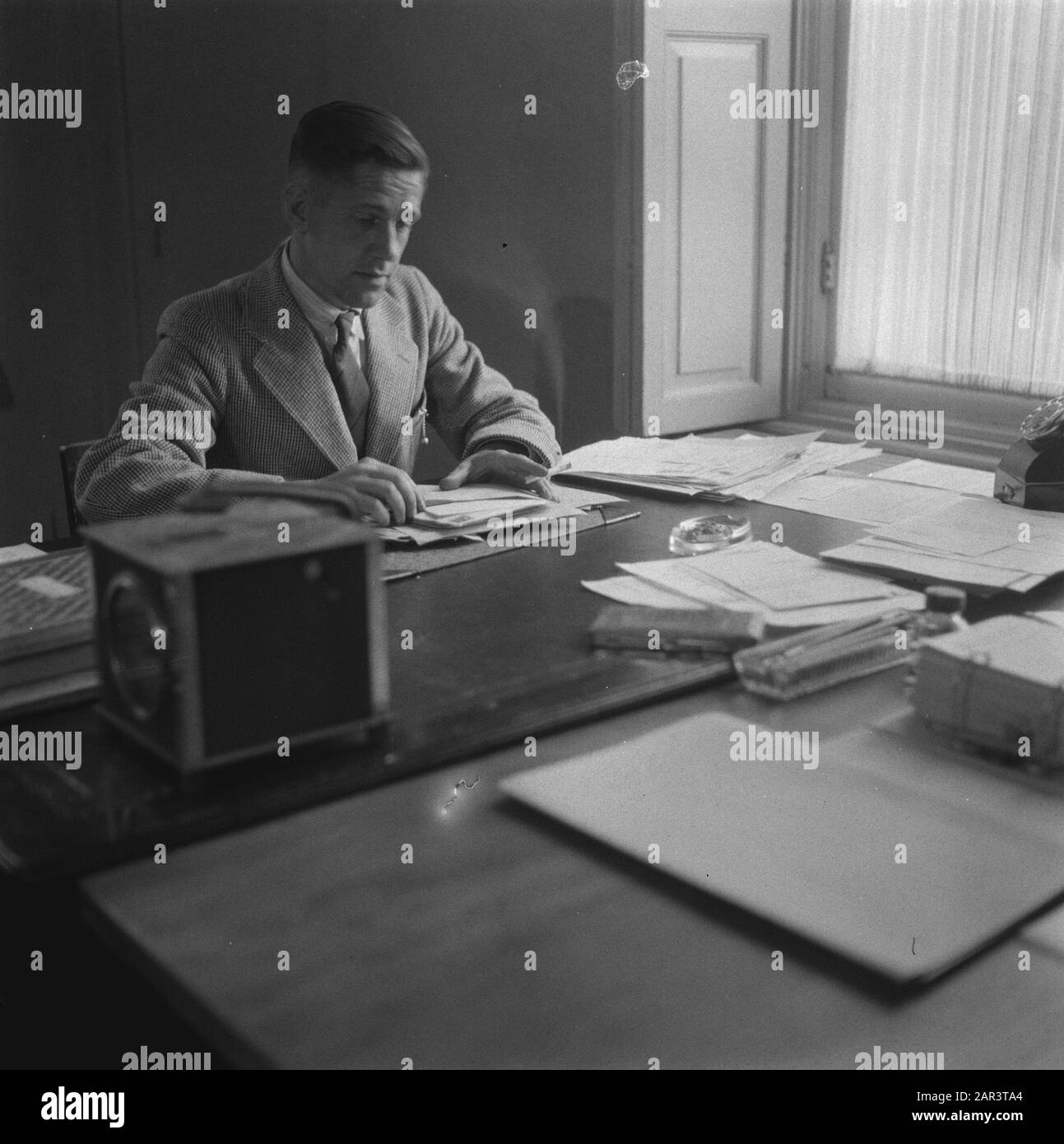 Ministerium Plein, 181 Mann hinter dem Schreibtisch Datum: 1945 Ort: Die Haager Schlüsselwörter: Beamte, Ministerien, Regierung Stockfoto