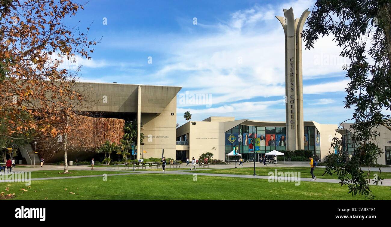 Der Campus des Cypress College ist ein bekanntes Beispiel für Brutalismus oder Brutalistische Architektur, die krasse, geometrische Designs und rohen Beton verwendet. Stockfoto