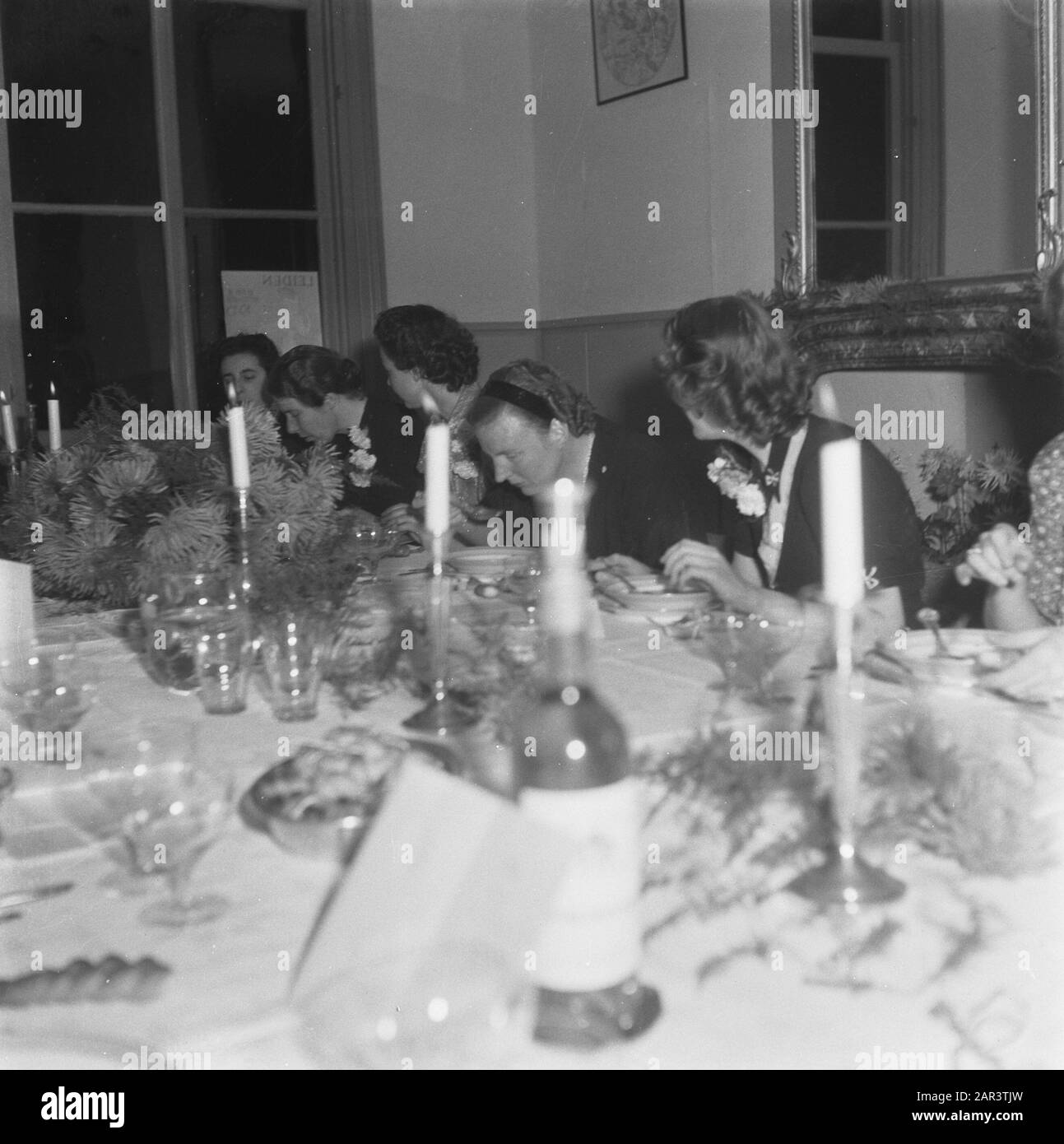 Lustrum und Wiedereröffnung der Universität Leiden (1945) gemeinsames Essen des Verbandes weiblicher Studenten Leiden (VVSL) zum 9. In der mittleren Prinzessin Juliana Datum: September 1945 Ort: Leidener Schlüsselwörter: Jahrestage, Studenten, Studentenverbindungen persönlicher Name: Juliana (Prinzessin Niederlande) Stockfoto