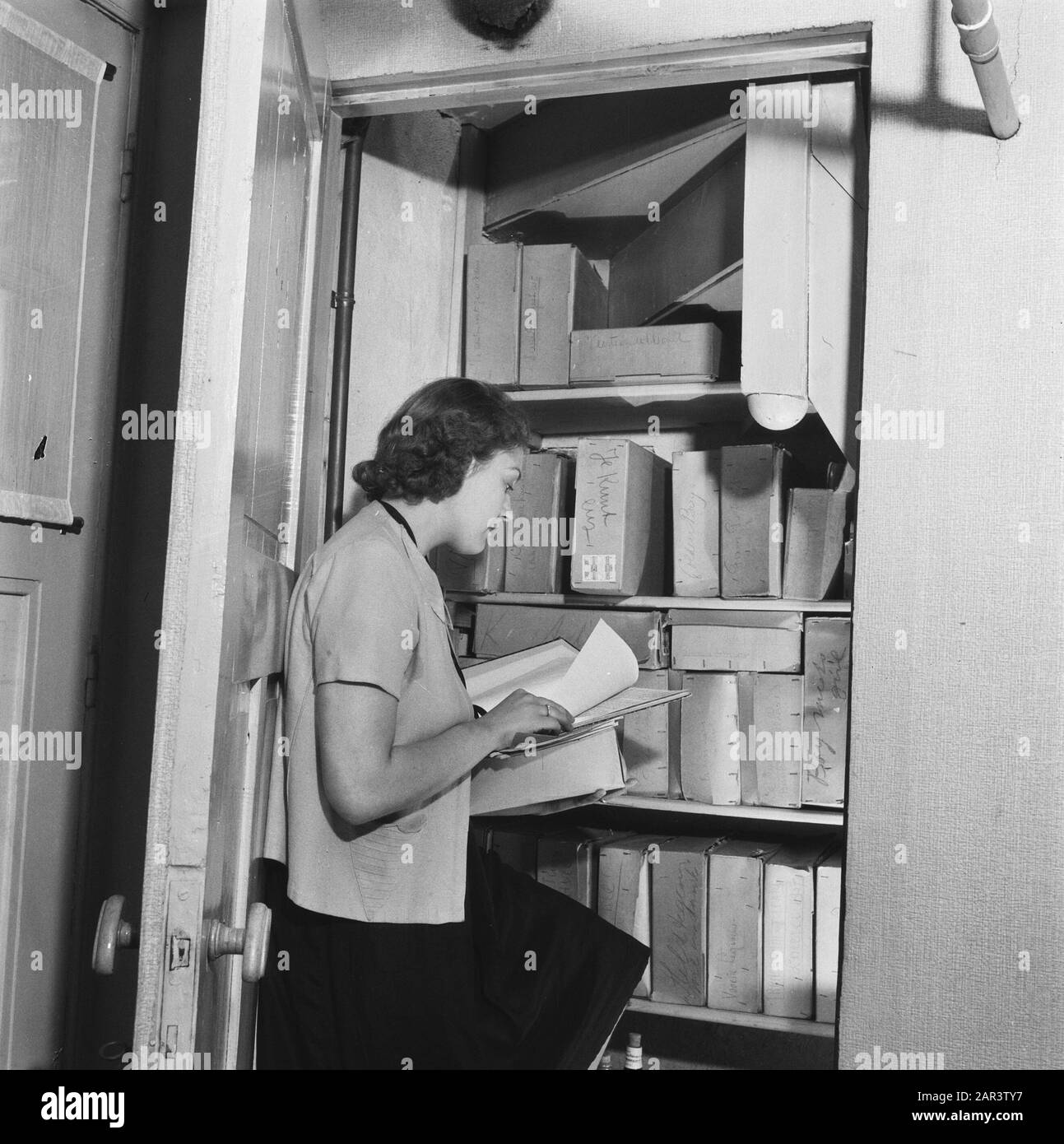 Kunst: Theaterprobe Theaterprobe. Frau im schrank mit Archivboxen Datum: 1945 Schlagwörter: Kunst, Theater Stockfoto