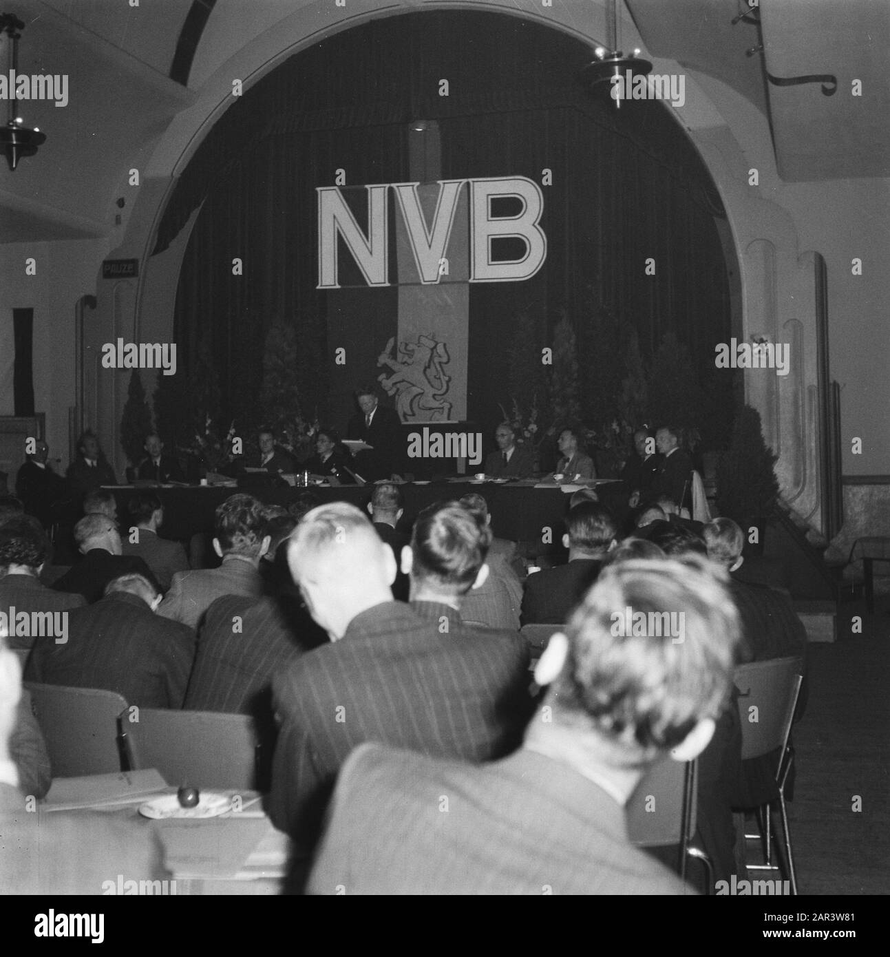 Nederlandse Volksbewegung [Treffen in Amsterdam/Porträts der Parteimitglieder] Überblick über das Treffen der niederländischen Volksbewegung Datum: 1945 Ort: Amsterdam, Noord-Holland Schlüsselwörter: Politische Parteien Stockfoto