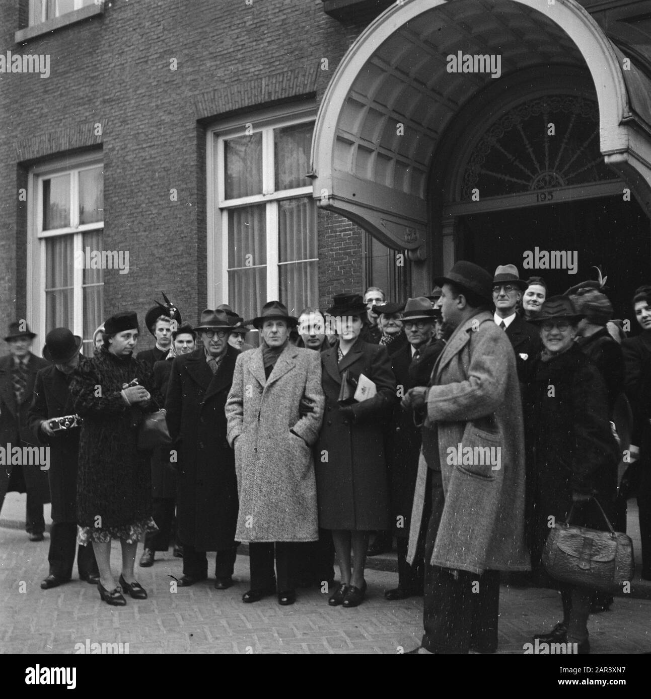 Nico van de Linden Datum: 7. Januar 1946 Stichwörter: Gebäude, Gruppenfoto, Personenname: Linden, Nico von der Stockfoto