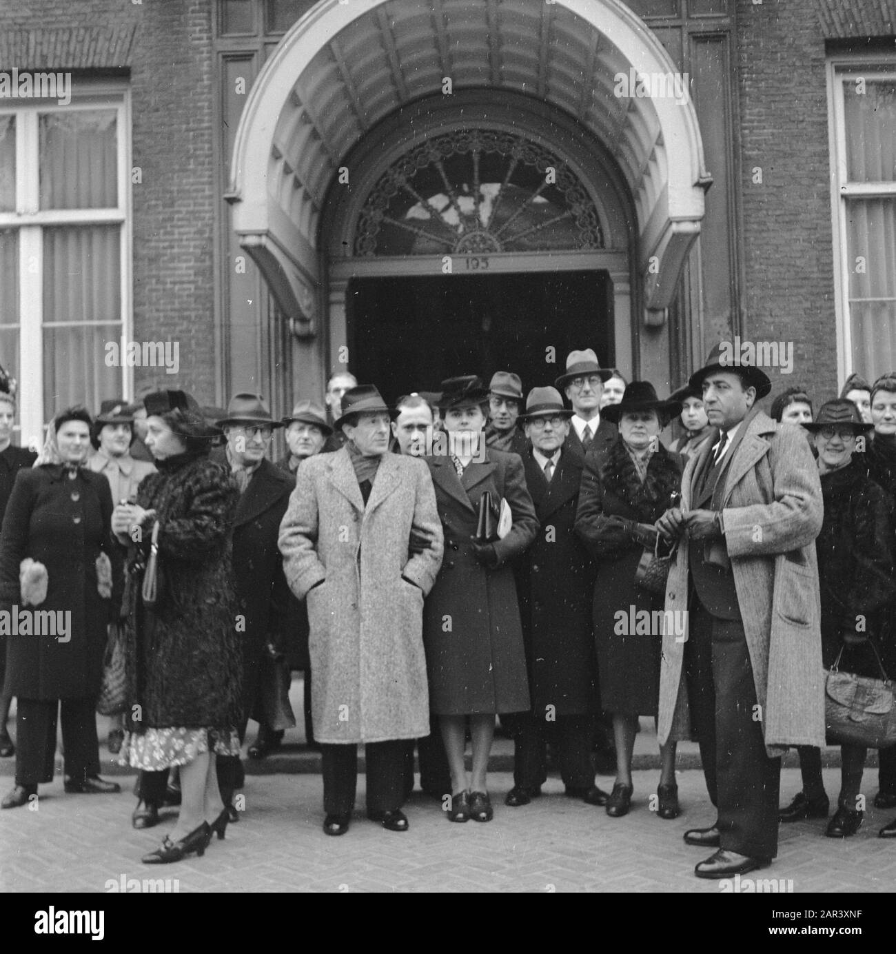 Nico van de Linden Datum: 7. Januar 1946 Stichwörter: Gebäude, Gruppenfoto, Personenname: Linden, Nico von der Stockfoto