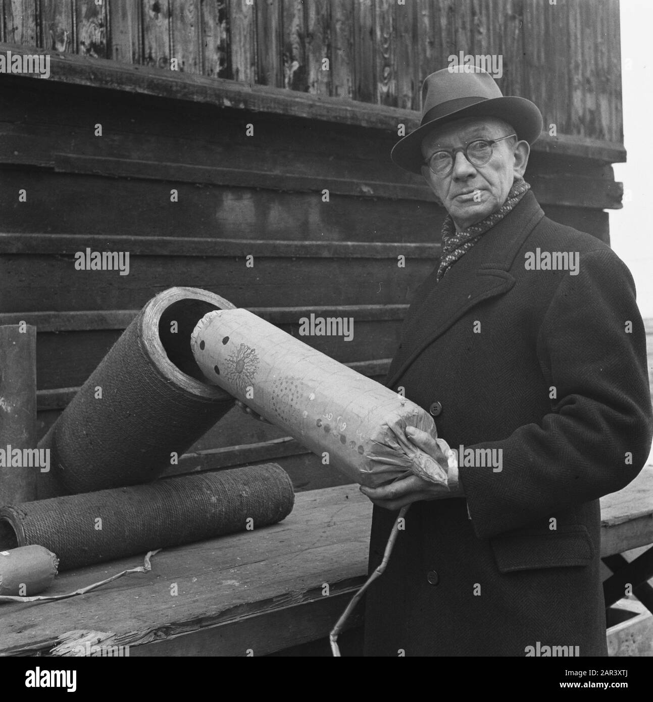 Bericht: Feuerwerk Leiden Datum: 22. Januar 1946 Ort: Leiden, Zuid-Holland Schlüsselwörter: Fabriken, Feuerwerk Stockfoto
