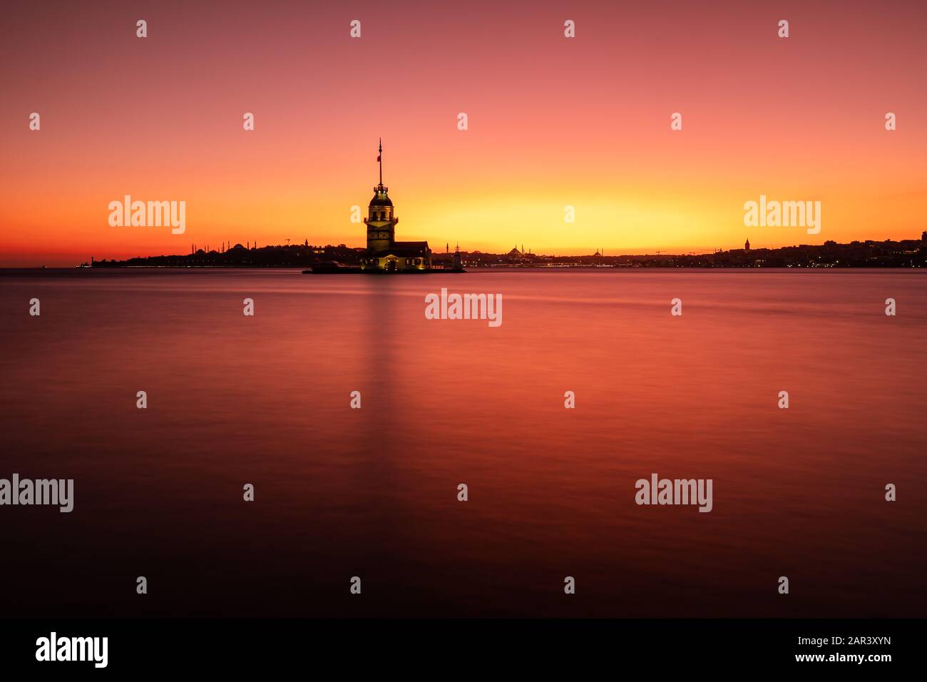Jungfernturm bei Sonnenuntergang in Istanbul, Türkei Stockfoto