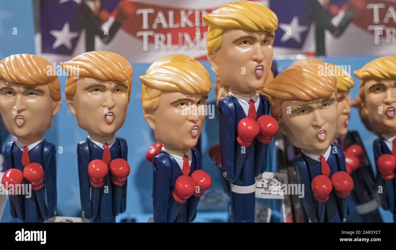 Honolulu, Hawaii, USA. Dezember 2019. Die Neuheit, "Trump Zu Sprechen", steht in einem Souvenirladen, Waikiki, Honolulu, Hawaii, zum Verkauf. Kredit: Bayne Stanley/ZUMA Wire/Alamy Live News Stockfoto