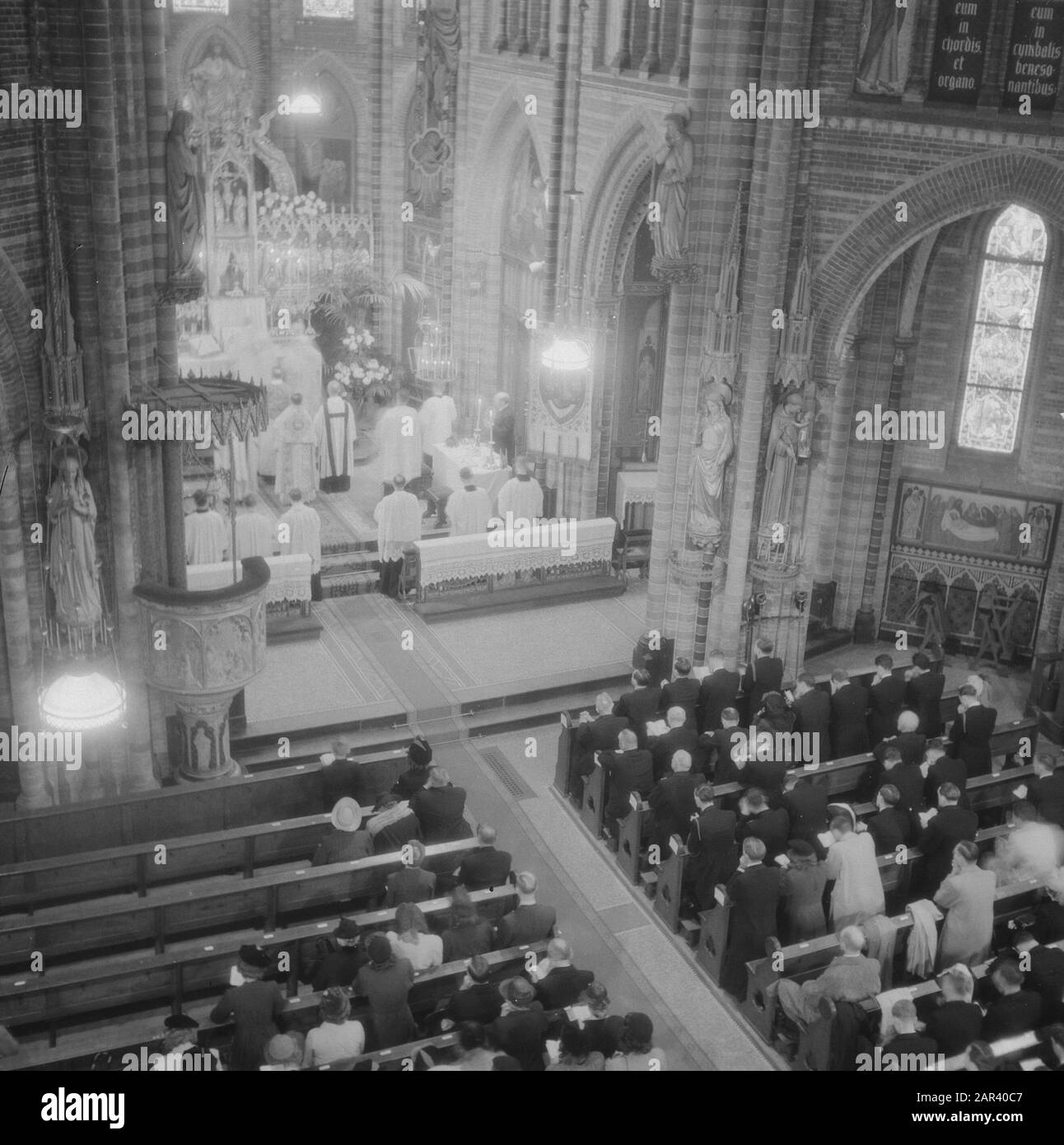 Päpstlicher Hoher Mat. Anmerkung: Feier der Eucharistie in der Kirche des Heiligsten Herzens Jesu - der Vondelkerk - in Amsterdam. Datum: 23.Mai 1946 Ort: Amsterdam Schlagwörter: Gottesdienste Stockfoto