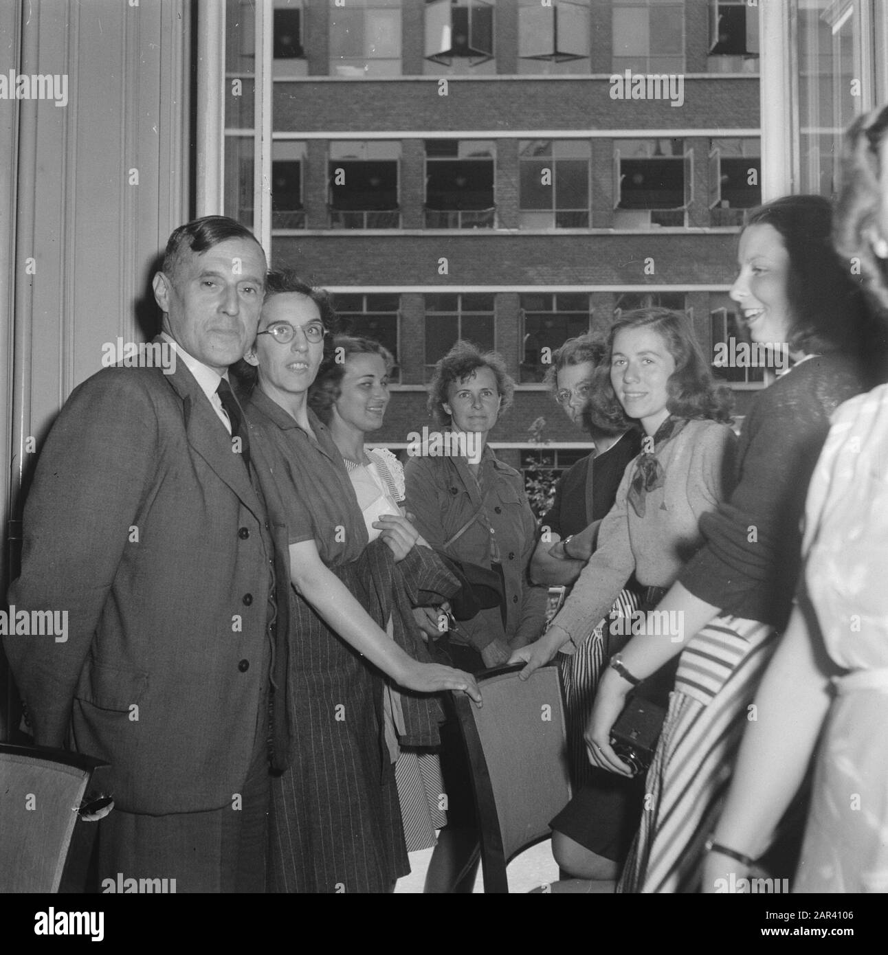 Englische und amerikanische Traktoren im Bildungsministerium Datum: 15. Juli 1946 Name Der Einrichtung: Ministerium für Bildung und Wissenschaft Stockfoto