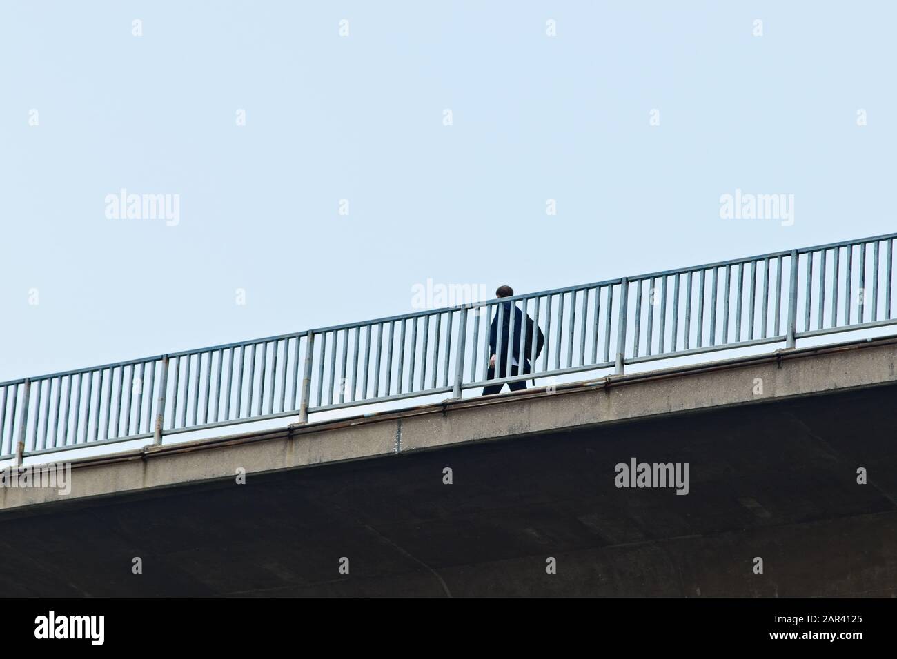 Niedriger Winkel Aufnahme einer Person auf der Brücke unter Der klare Himmel Stockfoto