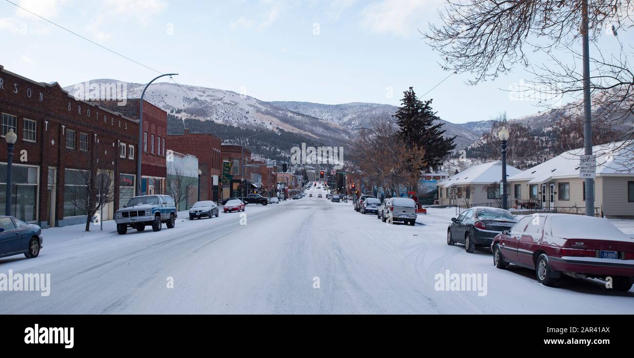 Der frühe Wintermorgen an der Main Street in Anaconda, Montana Anaconda, liegt zwischen Philipsburg und Butte im Deer Lodge County, Montana. Stockfoto