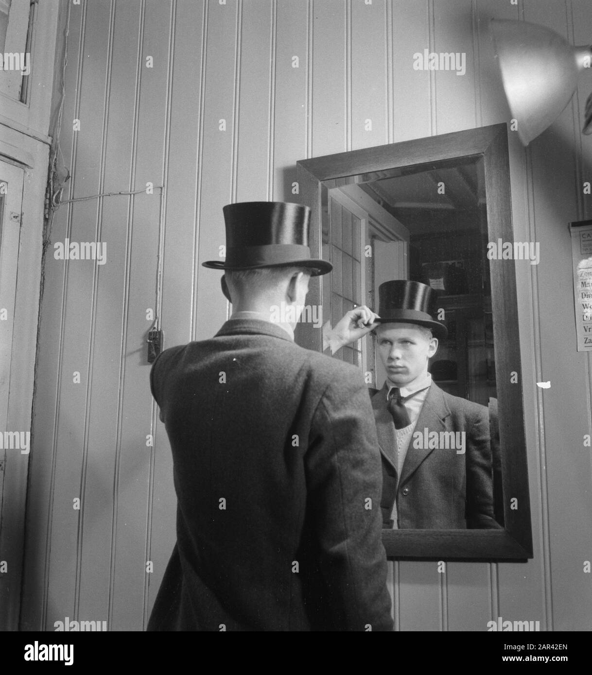Serie Hatter Datum: 11. Dezember 1948 Schlagwörter: Hüte, fit Stockfoto