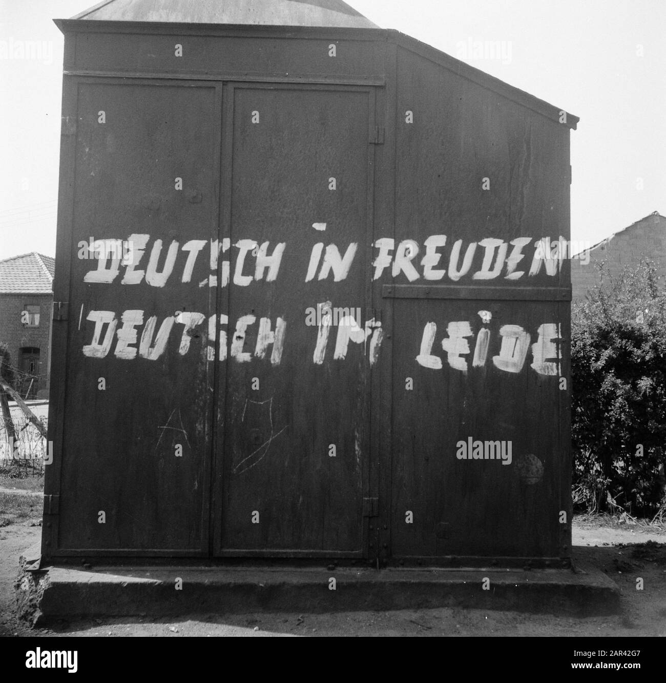 Grenzkorrektur Selfkant en Tudderen (bei Sittard) Graffiti Deutsch in Freuden, Deutsch im Leibe Anmerkung: Die deutsche Gemeinde Selfkant ist am 23. April 1949 (das Gebiet der heutigen Gemeinde schließt Saeffelen aus), die von den Niederlanden als Kriegsentschädigung annektiert wurde. Datum: 23.April 1949 Ort: Tudderen Schlüsselwörter: Graffiti, Grenzkorrekturen, Grenzen Stockfoto