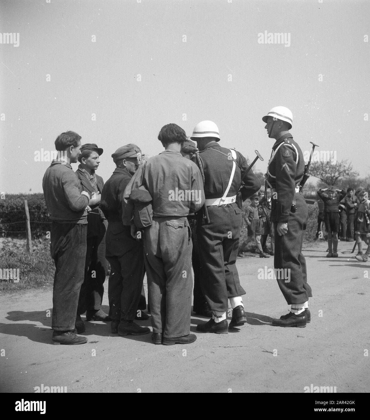 Grenzkorrektion Selfkant und Tudderen (bei Sittard) Marechausses im Gespräch mit Deutschen Anmerkung: Die deutsche Gemeinde Selfkant ist am 23. April 1949 (das Gebiet der heutigen Gemeinde Exclusive Saeffelen) von den Niederlanden als Kriegsentschädigung annektiert worden. Datum: 23.April 1949 Ort: Tudderen Stichwörter: Grenzkorrekturen, Grenzen, Marechausseen Stockfoto