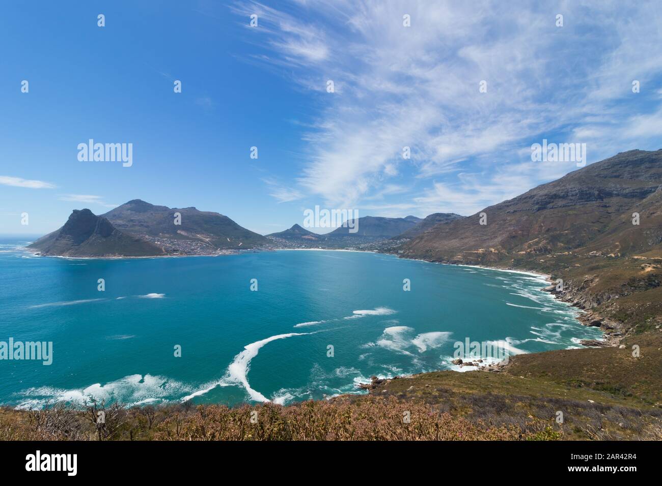 Atemberaubende Aussicht auf den Chapman's Peak am Meer eingefangen In Südafrika Stockfoto
