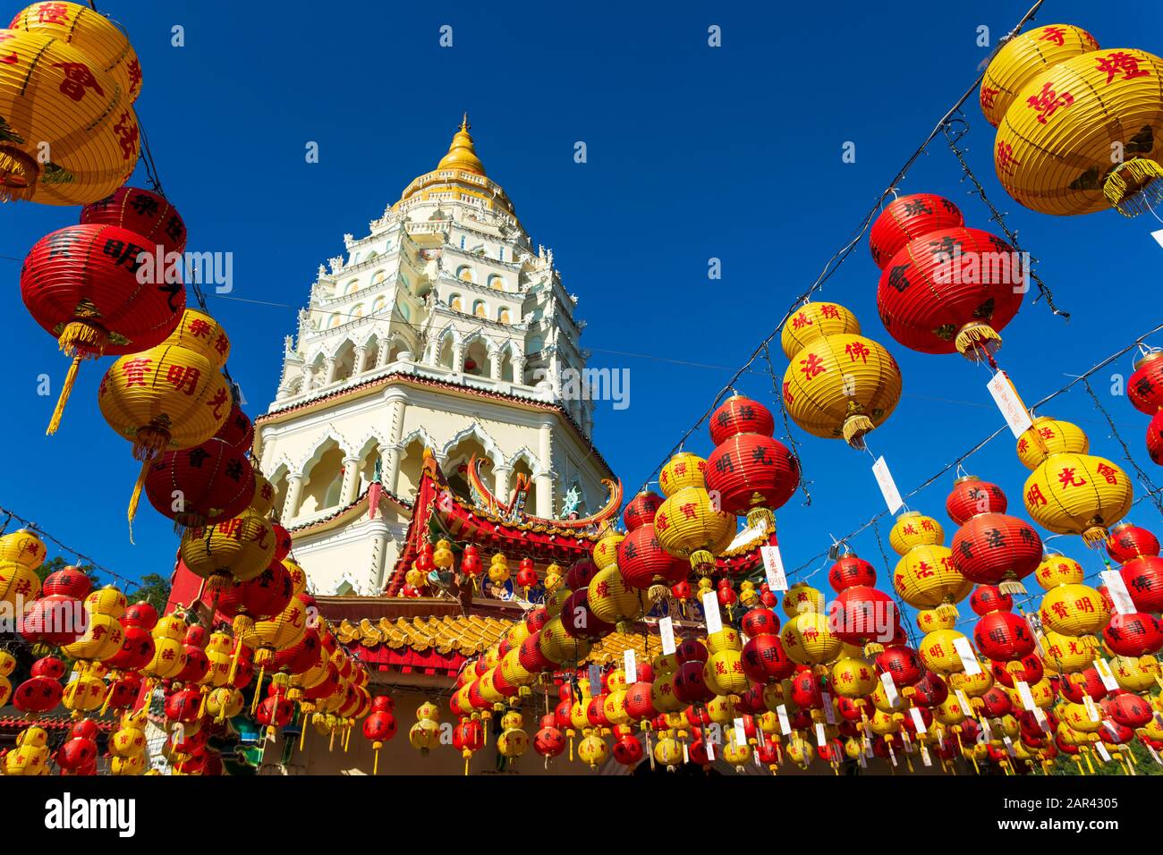 Der chinesische Kek-Lok-Si-Tempel ist mit chinesischen Papierlaternen für das chinesische Neujahr dekoriert. Der KEK Lok Si-Tempel liegt in der Nähe von Georgetown, Penang, Malaien Stockfoto
