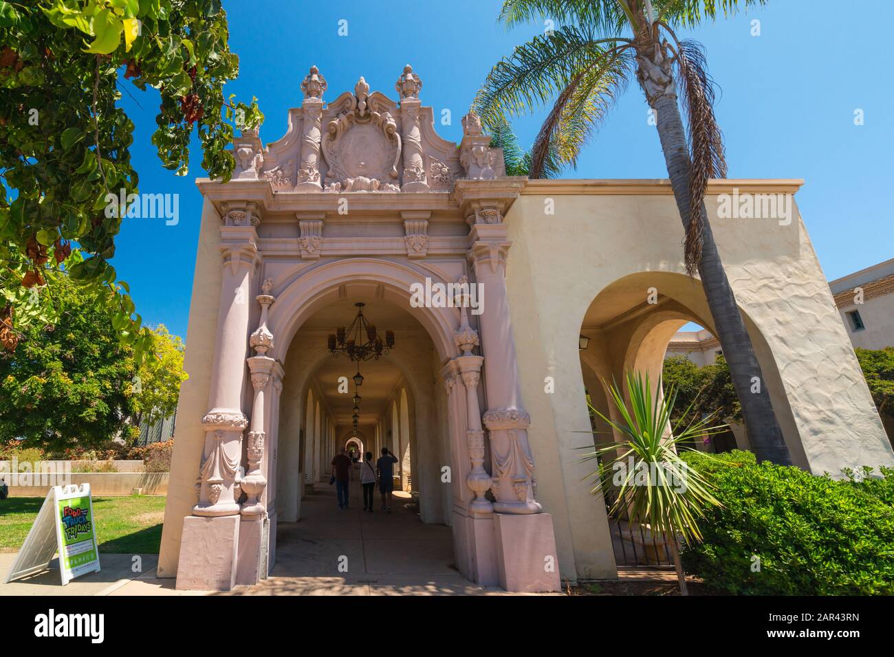 San Diego, Kalifornien/USA - 12. August 2019 spanischer Architekturbogen in der Nähe von Plaze de Panama, San Diegos Balboa Park, Kalifornien Stockfoto