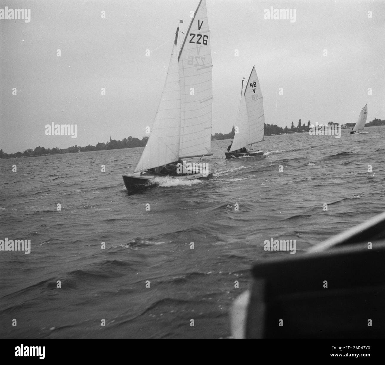 Segelwettbewerb bei Loosdrecht Datum: 7. September 1950 Ort: Loosdrecht Schlagwörter: Segelspiele Stockfoto