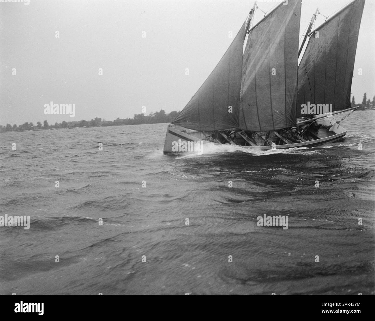 Segelwettbewerb bei Loosdrecht Datum: 7. September 1950 Ort: Loosdrecht Schlagwörter: Segelspiele Stockfoto