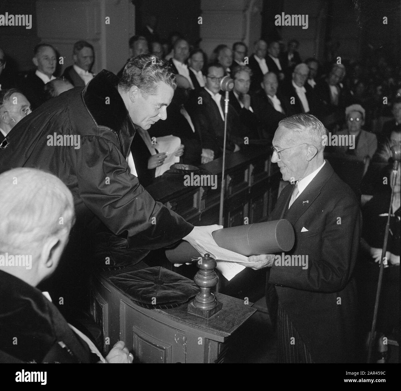 Drei Ehrenpromotionen in Amsterdam. Die Ehrendiktorin für Frau J. Bonne-Wepster (Medizin), Frau M. E. Kronenberg (Briefe und Philosophie) und Herrn Th. Van Erp. (Idem) Datum: 17. September 1951 Ort: Amsterdam, Noord-Holland Schlüsselwörter: Die Promotion Stockfoto