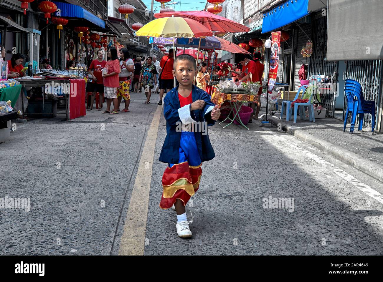 Thailändisches Kind in traditionellen chinesischen Drachentanzkostümen für die chinesischen Neujahrsfeiern 2020 gekleidet Stockfoto