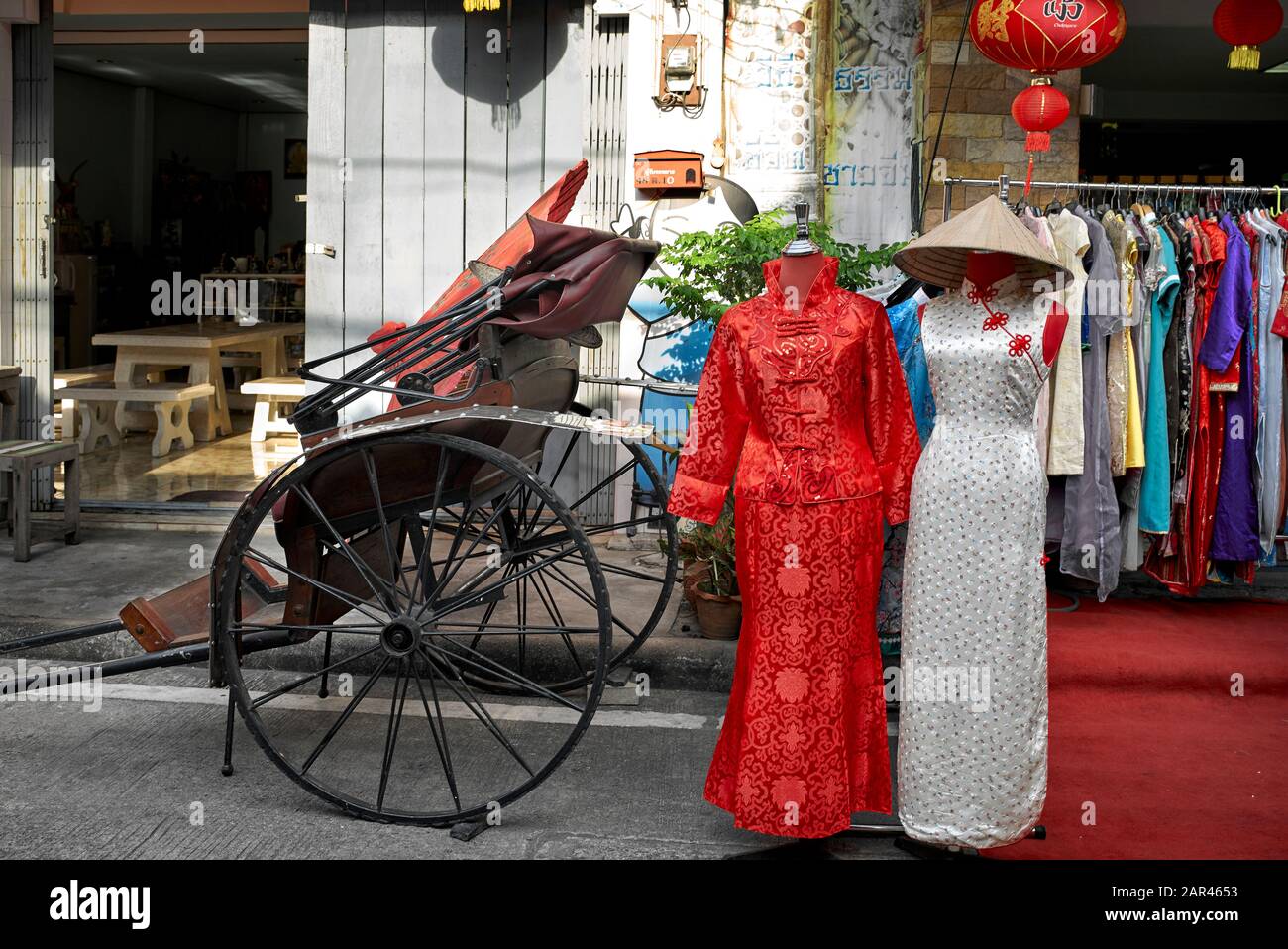 Traditionelles chinesisches Kleid Cheongsam Kleider zum Verkauf Stockfoto