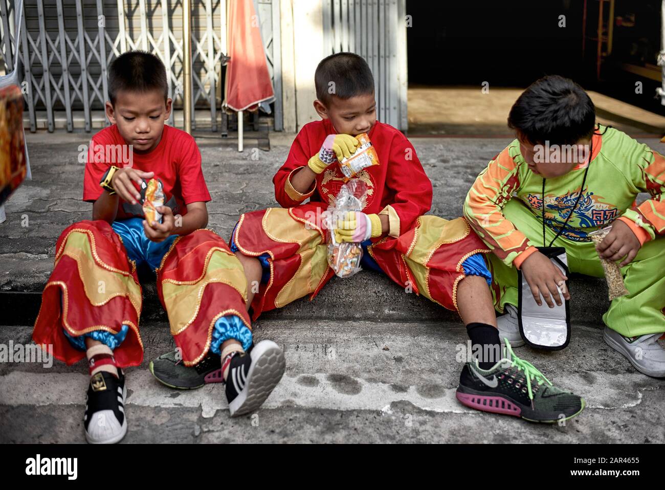Thailändische Kinder, die in traditionellen chinesischen Drachentanzkostümen für die chinesischen Neujahrsfeiern 2020 gekleidet sind Stockfoto