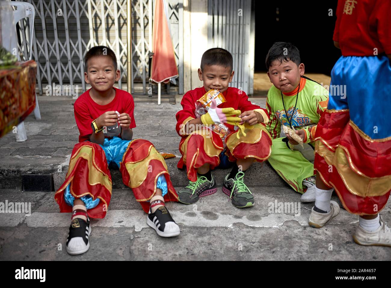Thailändische Kinder, die in traditionellen chinesischen Drachentanzkostümen für die chinesischen Neujahrsfeiern 2020 gekleidet sind Stockfoto