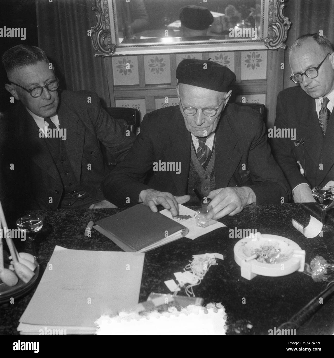 Opa Klijzing Weltmeister Pipe Smoking Annotation: Er konnte 3,3 Gramm Burley Tobacco brennen 92 Minuten und 18 Sekunden. Links sein Sohn N. Klijzing, rechts wahrscheinlich G.F. Wesseling, Vorsitzender der Jury. Ort Noord-Hollands Koffiehuis bis Purmerend Datum: 17. april 1952 Ort: Purmerend Schlüsselwörter: Rauchen, Wettbewerbe persönlicher Name: Klijzing Stockfoto